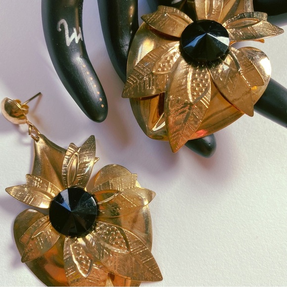 Vintage 1970s Flower Earrings With Midnight Black Stone Center - Picture 5 of 7